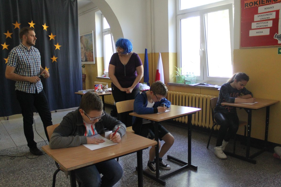 Szkolne Obchody Dnia Europy w Szkole Podstawowej w Osieczy wraz z podsumowaniem Szkolnego Turnieju Piłki Nożnej Małe EURO 2016 w Osieczy