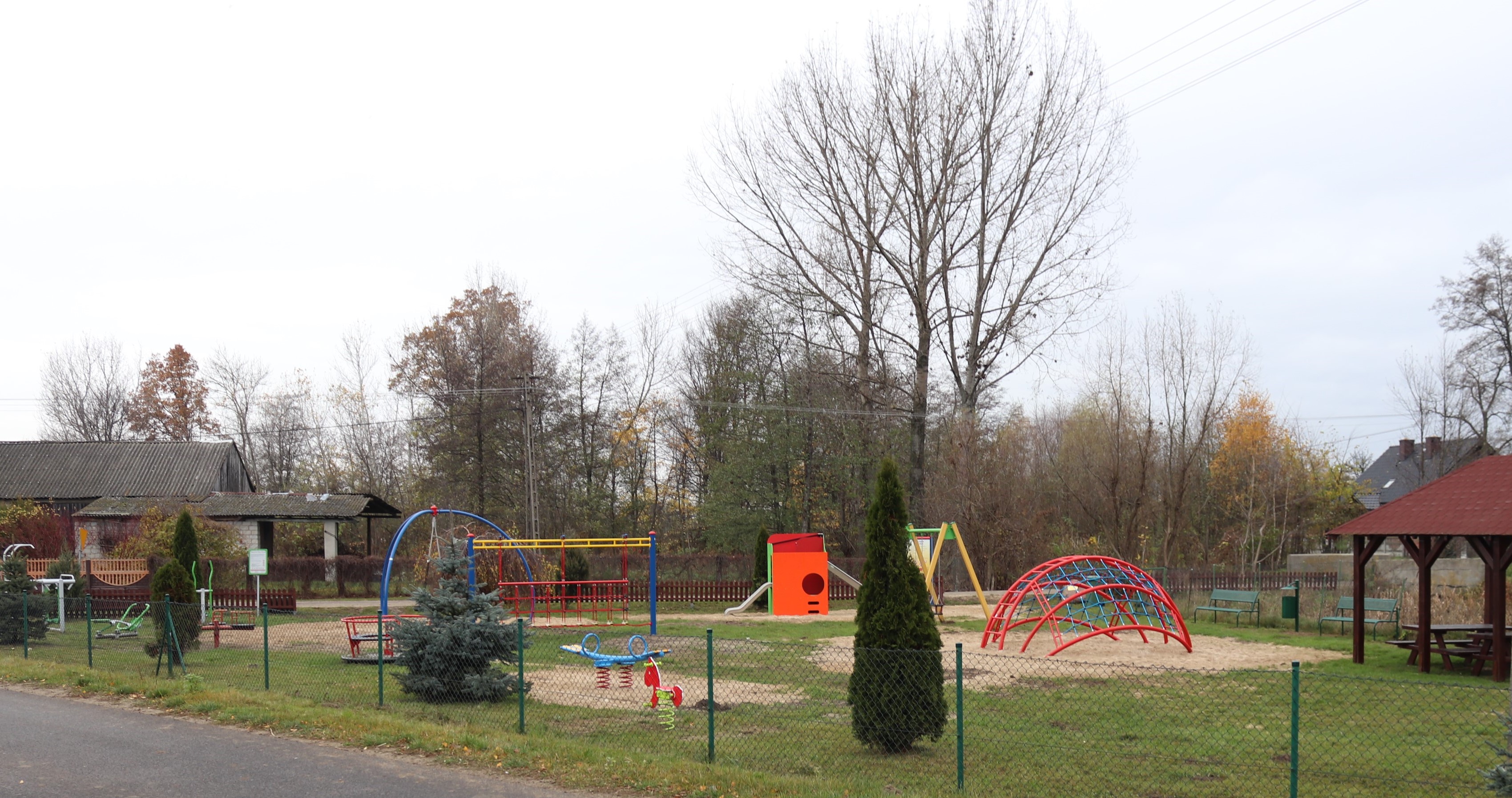 Plac zabaw i rekreacji w Barłogach
