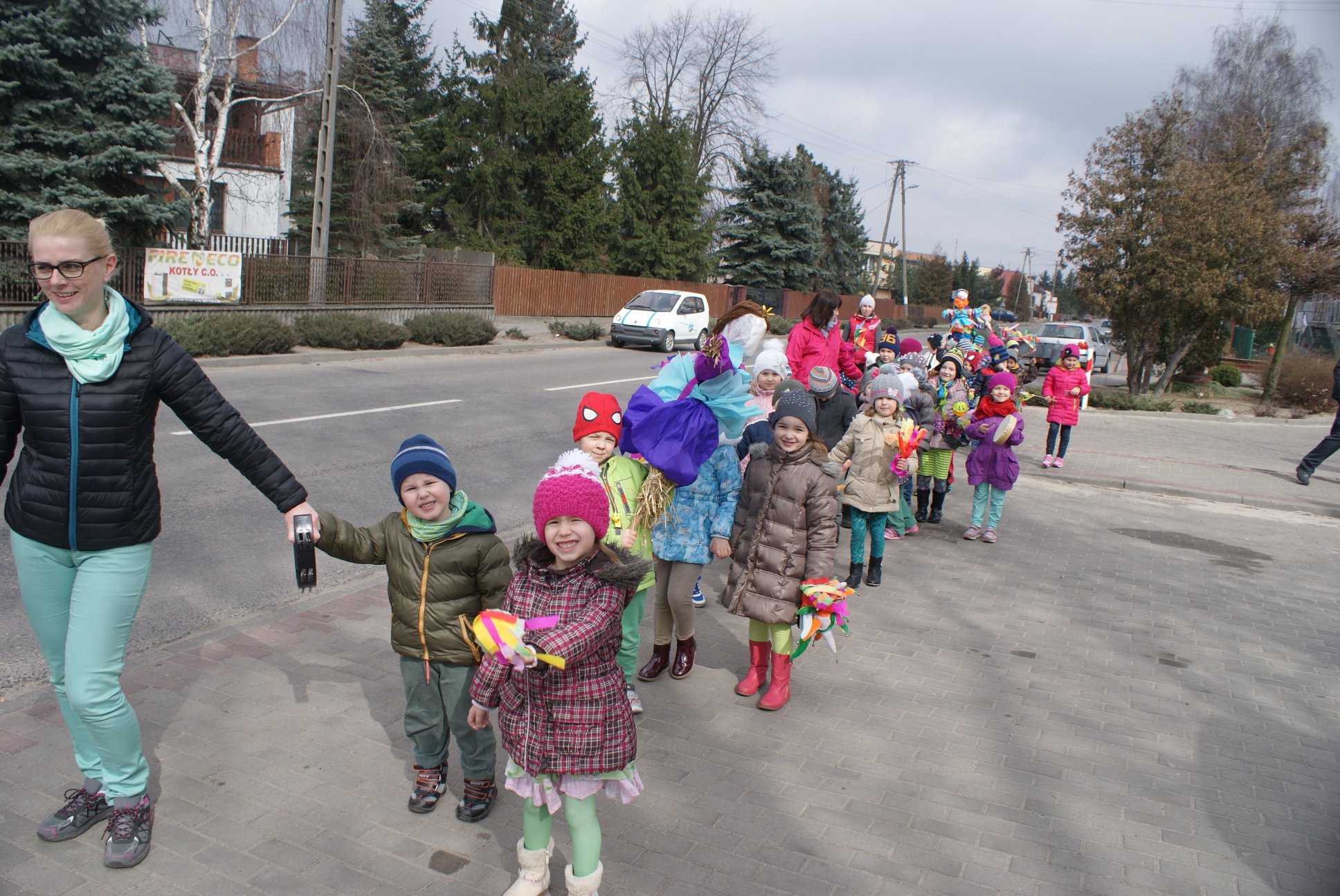 Rzgowscy uczniowie żegnają zimę i w corocznym pochodzie ulicami  Rzgowa radośnie witają wiosnę