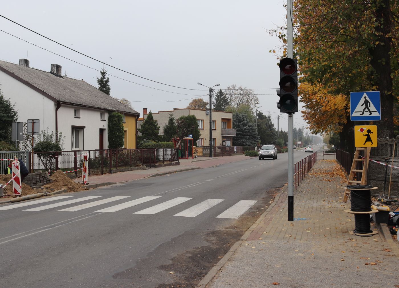 Trwa budowa bezpiecznego przejcia dla pieszych przy szkole w Rzgowie