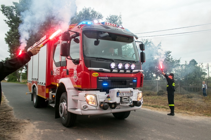 Nowy wóz strażacki dla OSP Barłogi