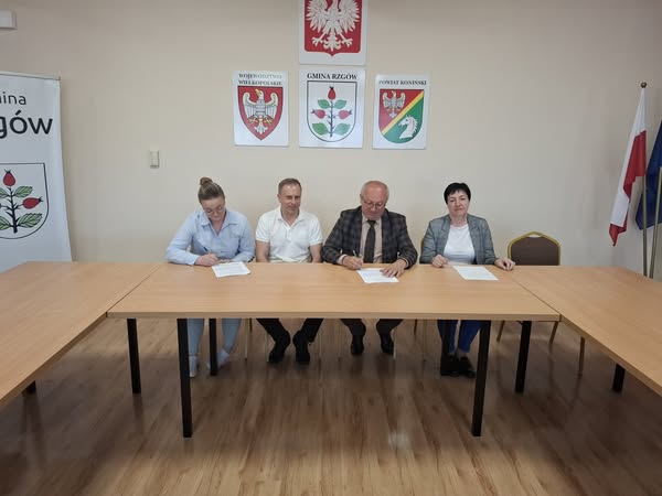 Podpisanie umowy na realizacj inwestycji wodno-kanalizacyjnej w Gminie Rzgw