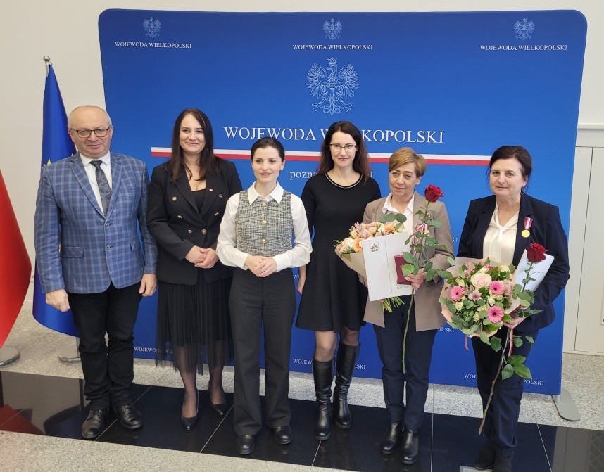 Uroczyste wr�czenie medali za d�ugoletni� s�u�b� - wyr�nienia dla pracownic GOPS w Rzgowie.