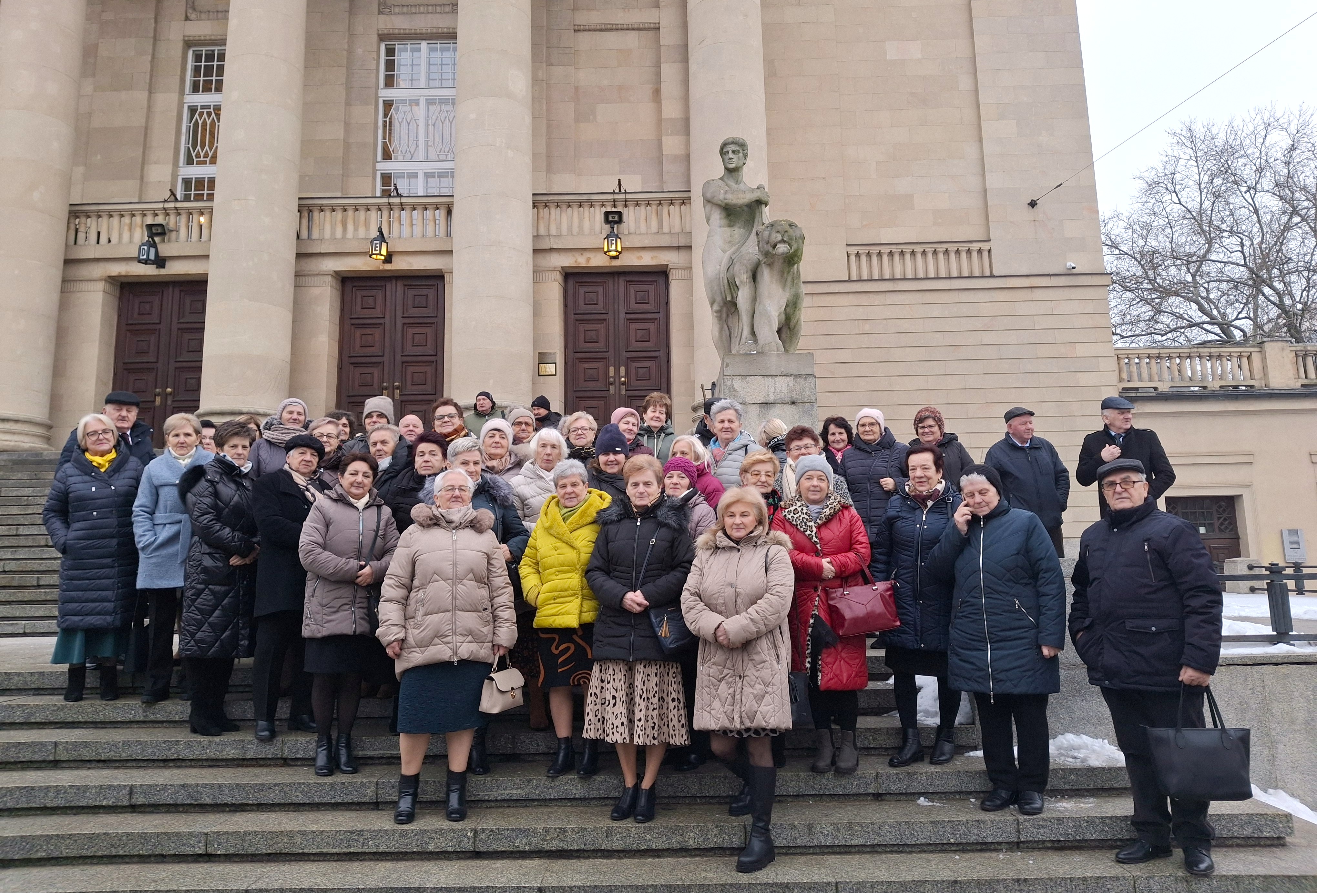 Seniorzy z gminy Rzg�w na wycieczce do teatru